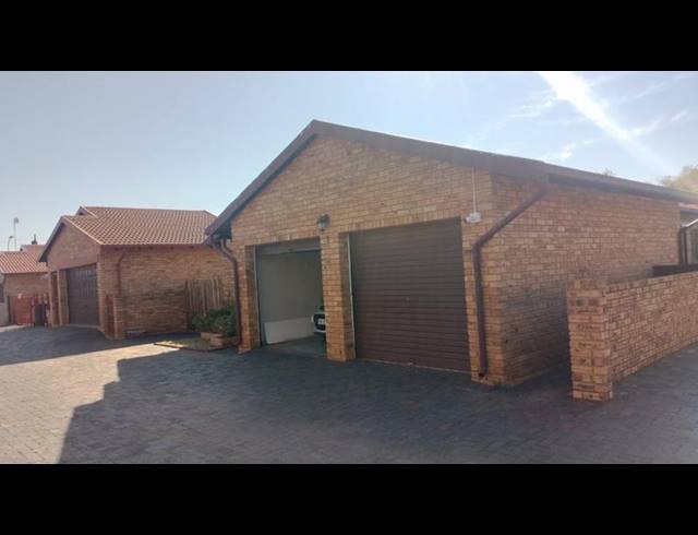 2 BEDROOM TOWNHOUSE FOR SALE IN EIKE PARK